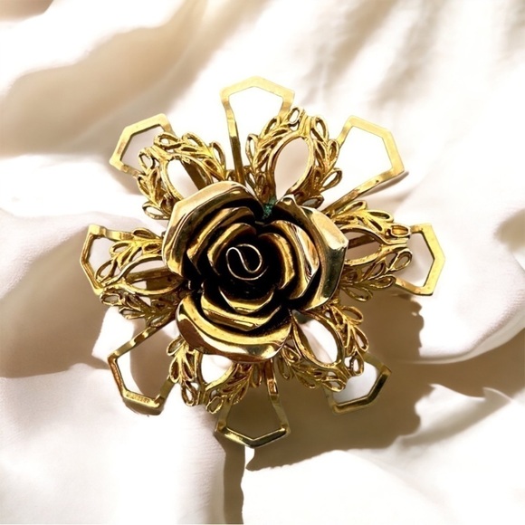 😍2/$20 Gold-tone Filigree Floral Brooch 2.75” - Picture 1 of 3